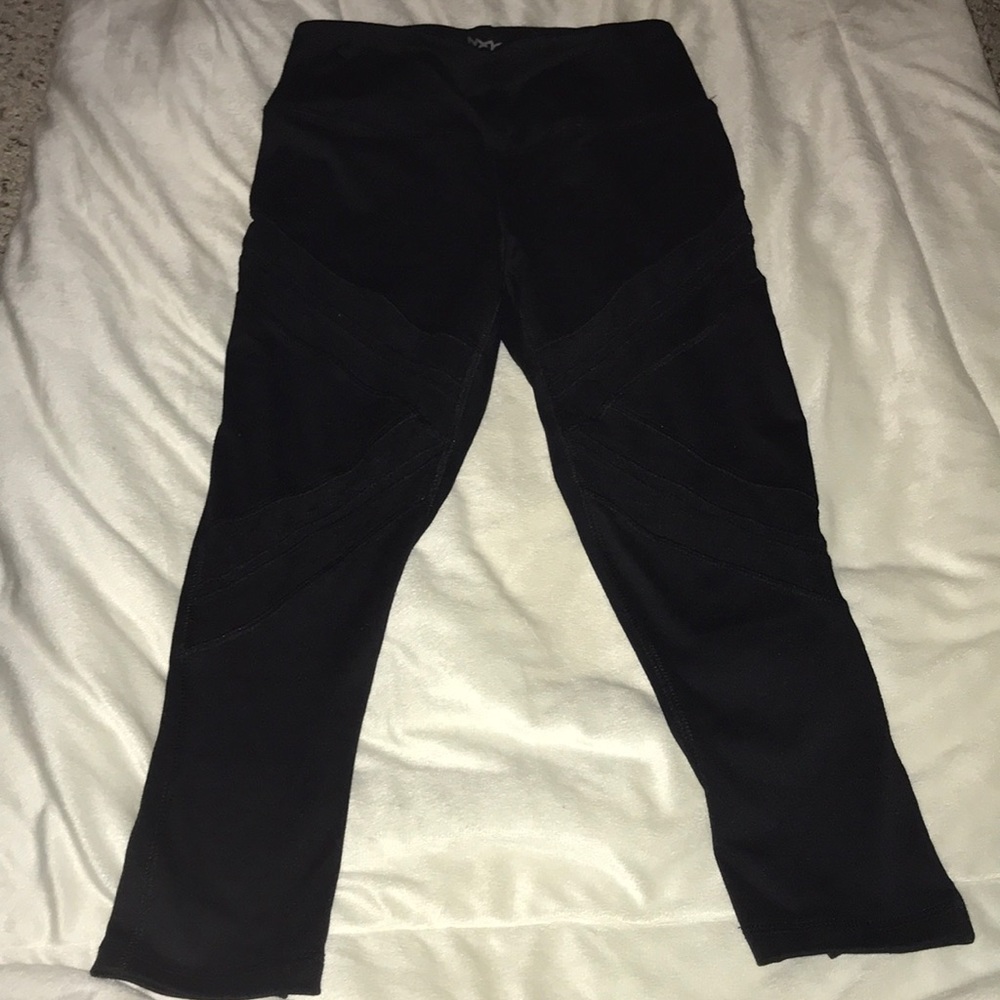 Black crop leggings with mesh design